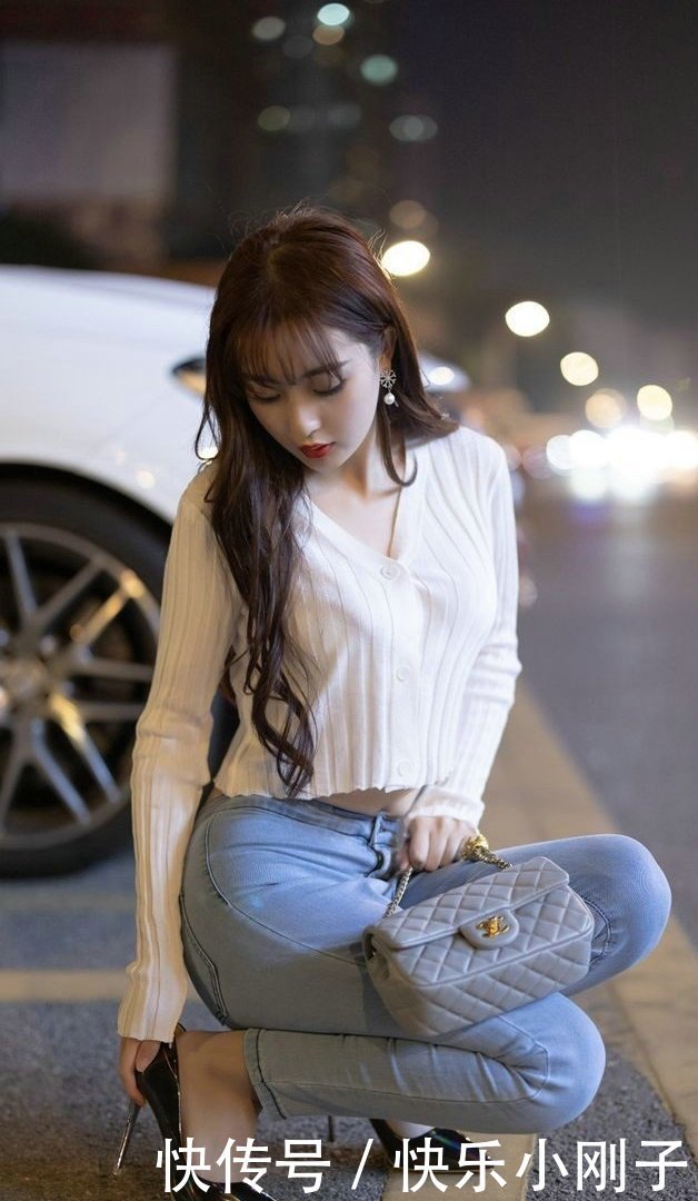 上衣|白色针织上衣搭配牛仔裤，百搭又显瘦，相信没有一个妹纸能拒绝