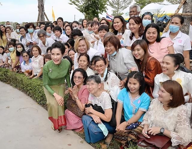 太后 诗妮娜嘚瑟了一身苹果绿亮相,戴太后的蓝宝石,有诗丽吉的风韵