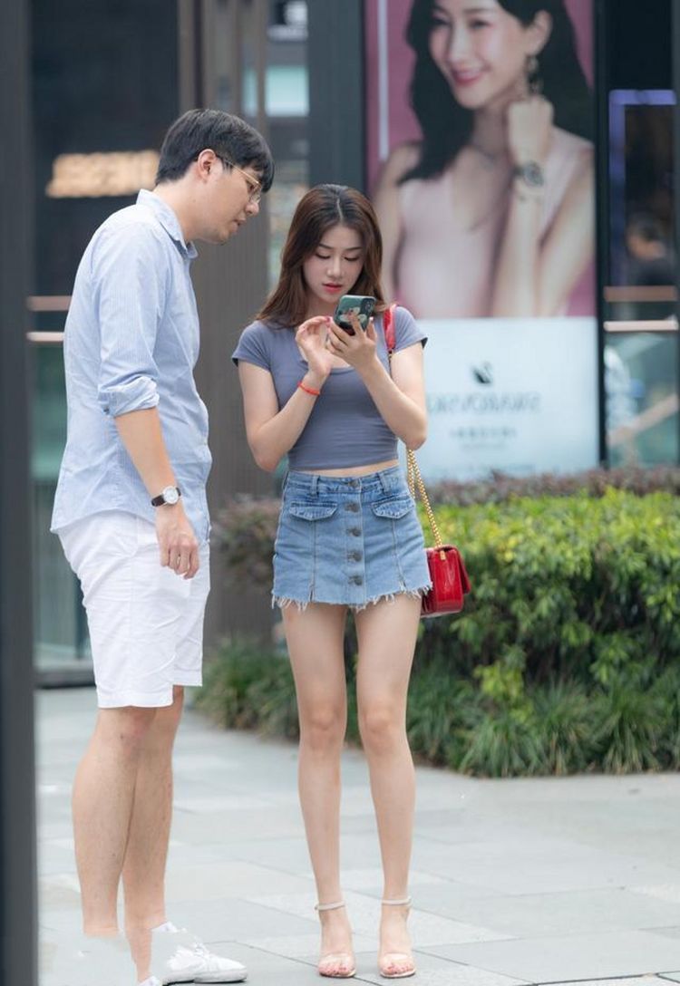 姐妹花|街拍：连衣裙气质姐妹花，营造出浪漫的情怀