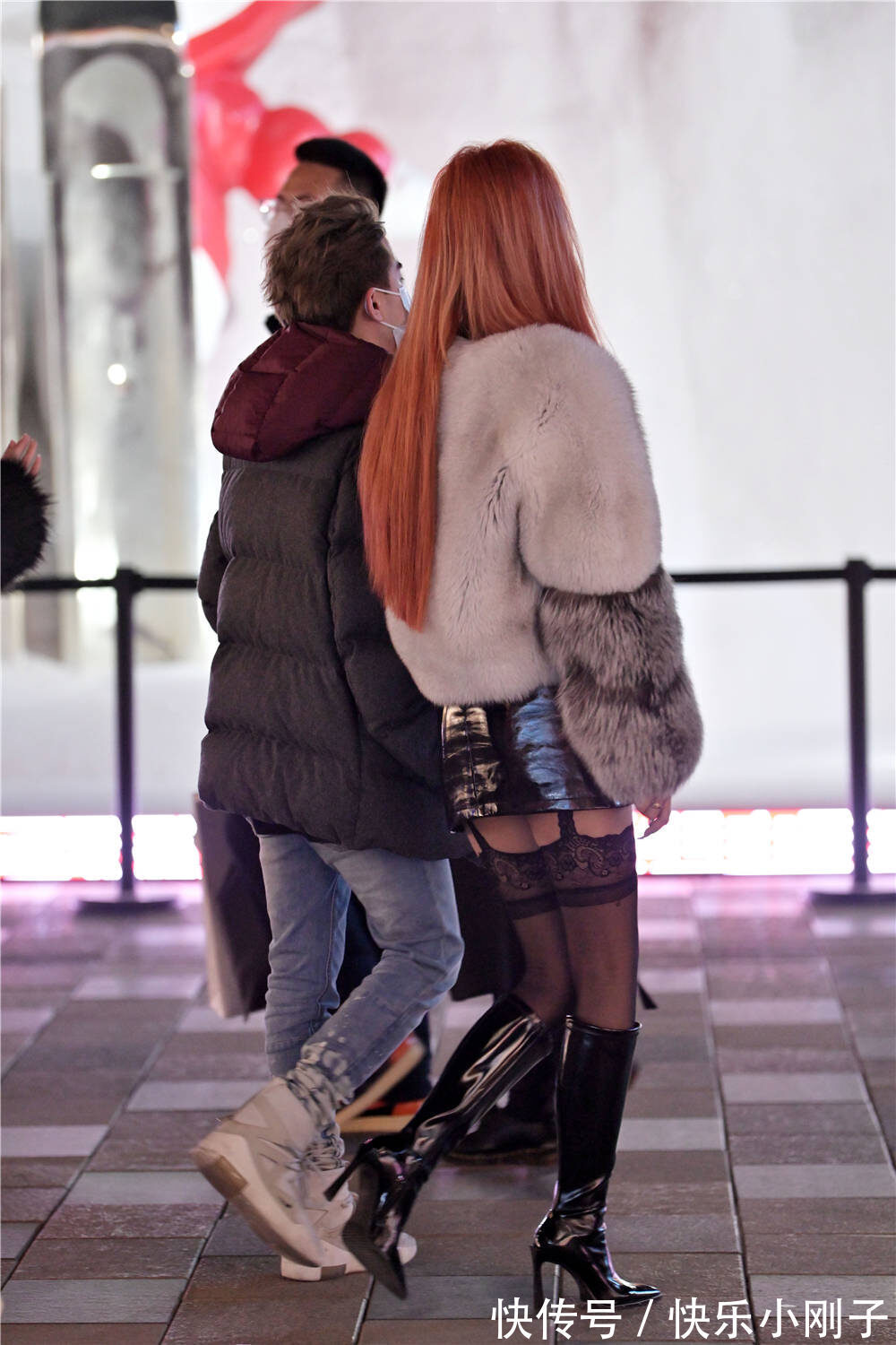 搭配 冬天还穿着黑色丝袜,她们是真喜欢丝袜搭配,让自己看起来更显瘦