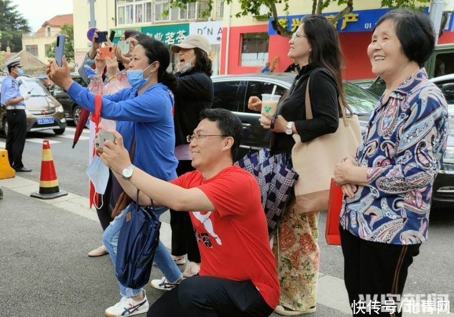 明日绽辉煌|喜迎明日绽辉煌！青岛各校学生欢庆中考胜利