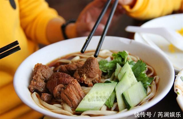 一碗“毒面条”害了很多孩子，父母却洋洋得意，毫不自知反省