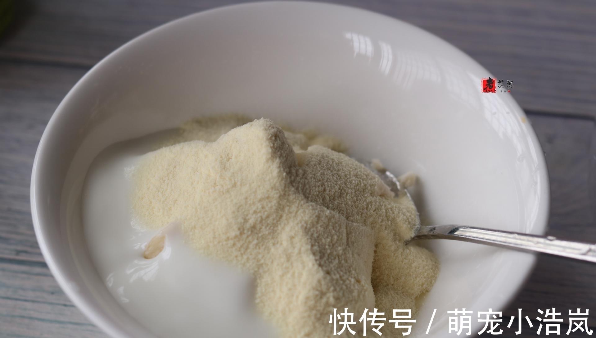 1根香蕉1勺酸奶,放碗里搅一搅,5分钟变成网红小甜点,好好吃