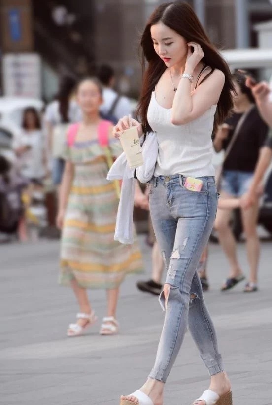 街拍：身材苗条的小姐姐，藕粉色连衣裙，时尚魅力好身材