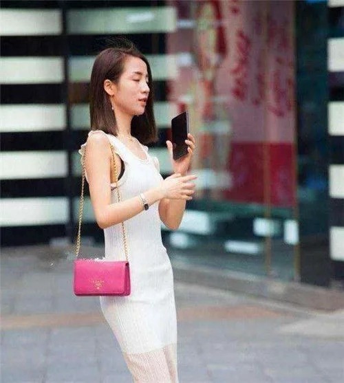 朋友|街拍:个性的阔腿裤穿搭的小姐姐,洒脱飘逸,时髦到没朋友