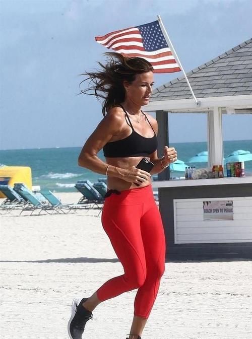 时髦|阔腿裤大势已去！流行的“瑜伽裤”，百搭显瘦又时髦