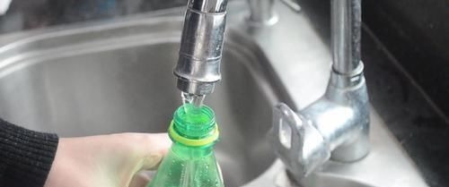 今天才知道,洗碗池上放个塑料瓶,有一个隐藏实用功能,太实用了