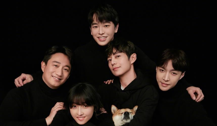 46岁何炅老师也难敌变老?录综艺时额头戴假发片,两鬓发量稀疏