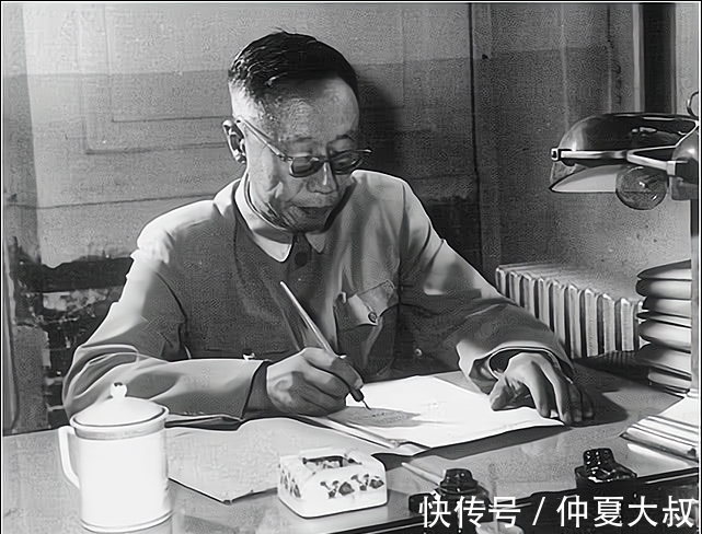 钢笔书法&爱新觉罗溥仪的选民证曝光,其钢笔书法真独到,歪歪斜斜,个性强