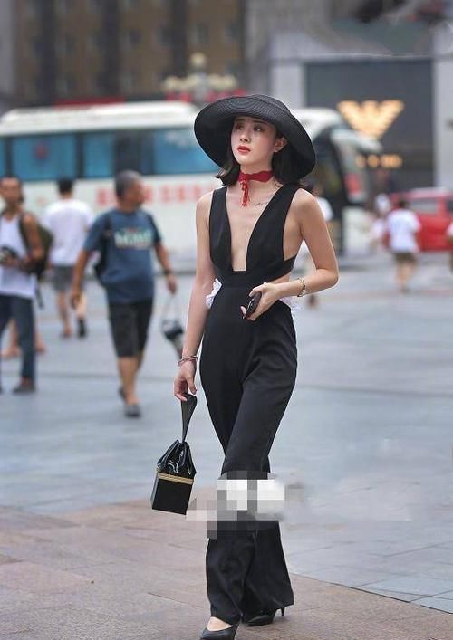 姑娘穿|街拍:黑色无袖上衣搭红色格子半身裙,这一身穿搭有一些小性感