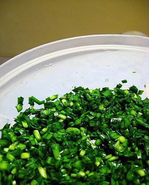 翠绿|包韭菜饺子,直接拌馅是大错特错,多加1步,韭菜翠绿,还不出水