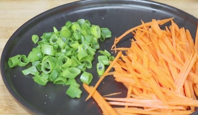 面糊|花菜里淋两个鸡蛋简单一做，没想到这么好吃，营养又解馋