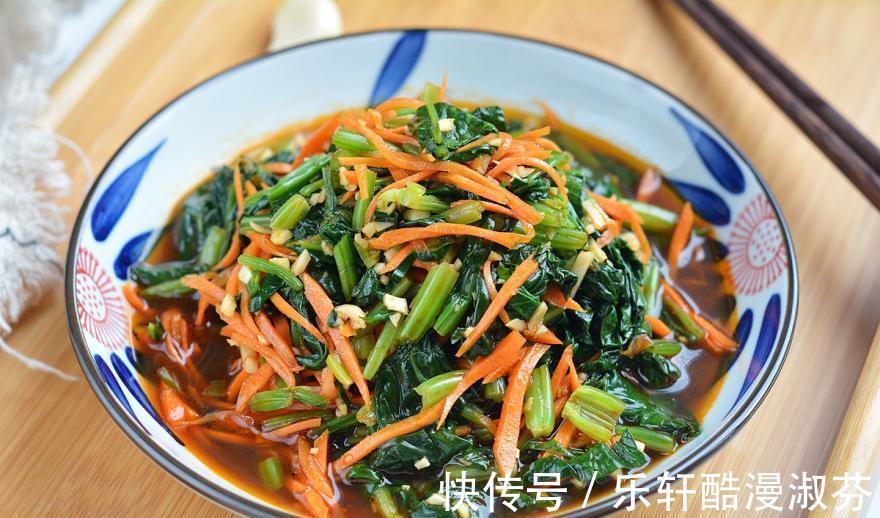 草酸|菠菜别总炒着吃,拌一拌,5分钟就上桌,家人抢着吃