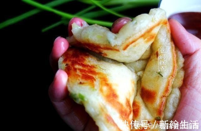 搅拌均匀|手不沾面,教你做葱花饼,早起5分钟搞定,越放越香软