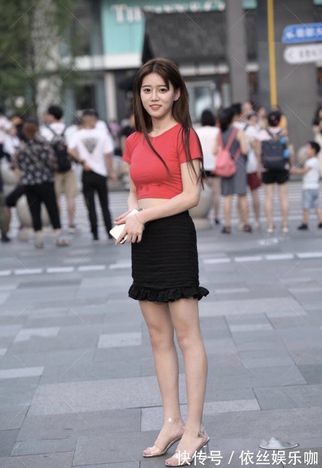 小姐姐 甜美小姐姐是“炫腹”族,红色上衣搭配包臀裙,甜美加高贵的气质