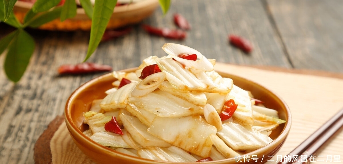 炒白菜时,不要直接下锅炒,多加1步,白菜又脆又嫩还不出水!