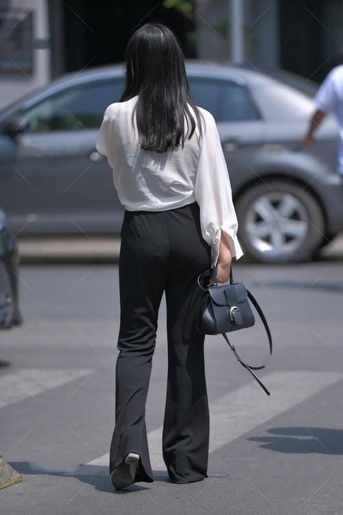 高级感 白色雪纺衬衣,配上黑色高腰阔腿裤,就像一副水墨画