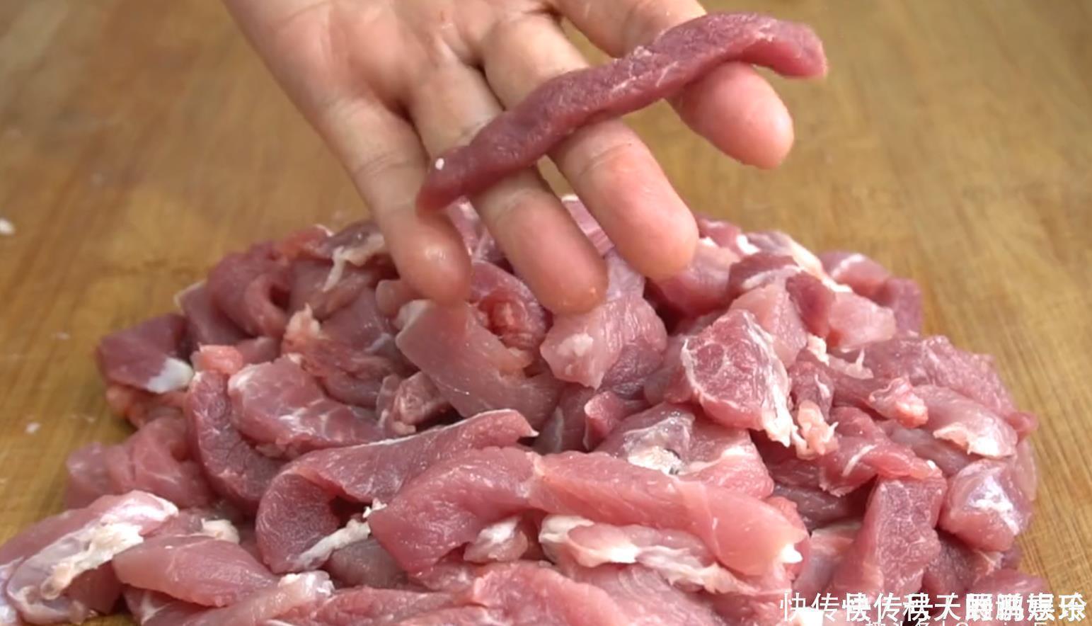 年夜饭必备酥肉,不加面粉不加水,外脆里嫩,放凉了吃也很脆