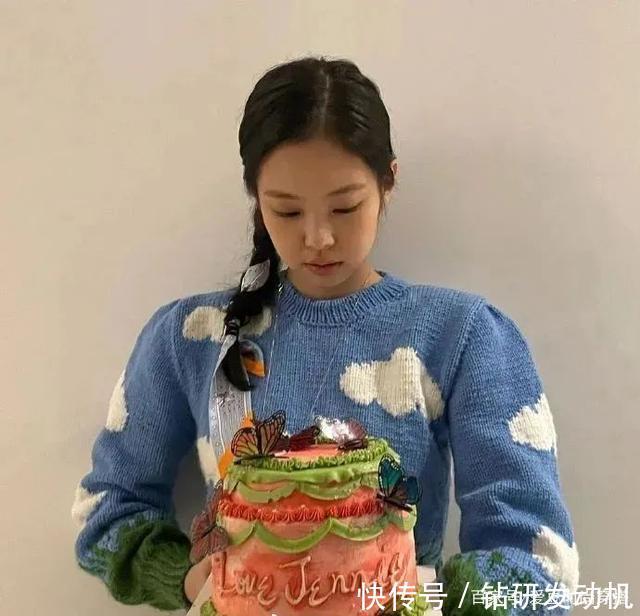 假发片|别再搞“挂耳染”了!3个显脸小的新年发型,照着弄特美