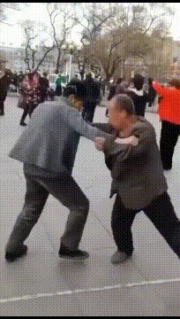 |搞笑GIF:本以为两个人要摔跤,再一看原来是在切磋跳舞