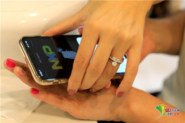 inst迪拜美容院推出“指甲芯片”代替名片