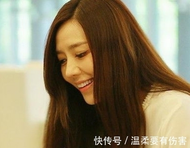 |搞笑段子:嘴馋去超市买棒棒糖,随手拔了一根就往嘴里塞