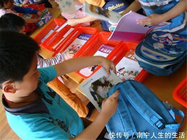 孩子的书包都装着啥孩子打开书包后,家长新世界的大门