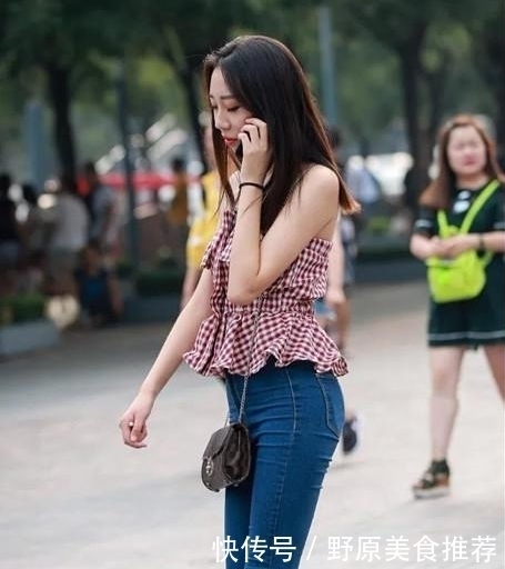 清新|街拍性感美女穿搭得体,清新靓丽,走在街头真是一道风景线