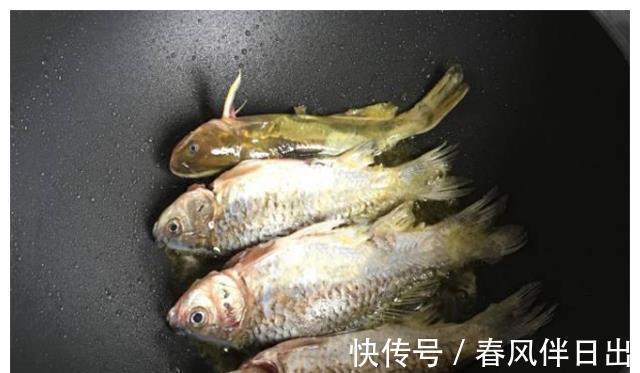 在家红烧杂鱼时，只要掌握这几个小技巧，一样能做出妈妈的味道！