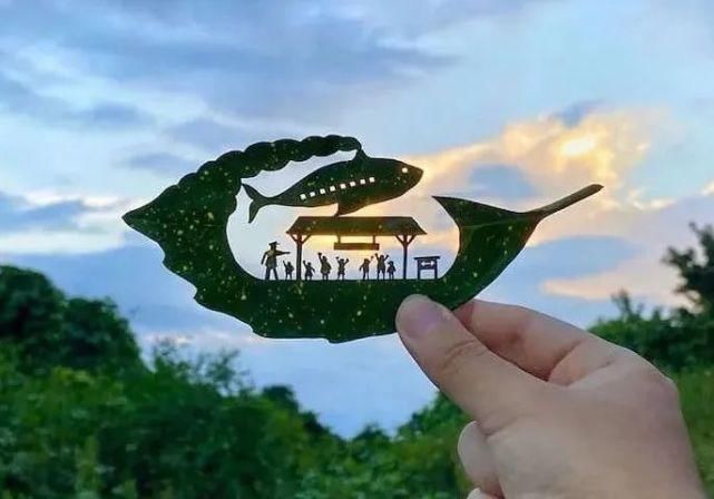 ?艺术家真会赚钱，把捡来的树叶简单雕刻后，价值翻了几百倍