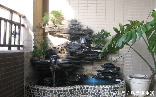 庭院里除了养花种草,还可以造个鱼池,每天逗鱼品茶,像世外桃源!