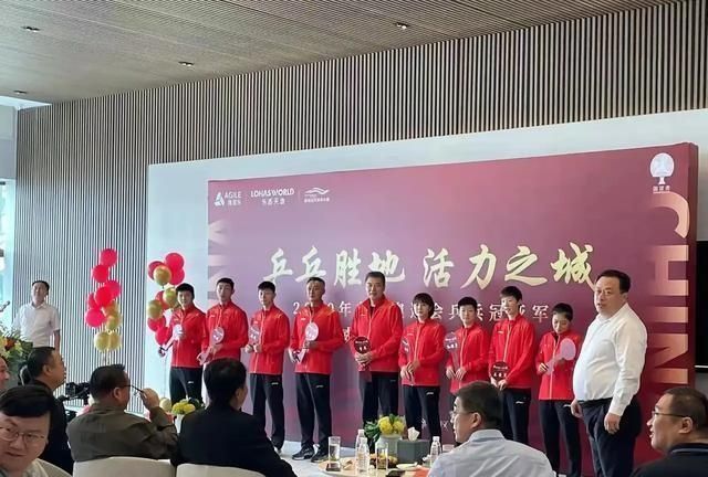 郭斌|毫无架子！王楠上亿身家买烤红薯，老板认出她不收钱，楠姐不答应