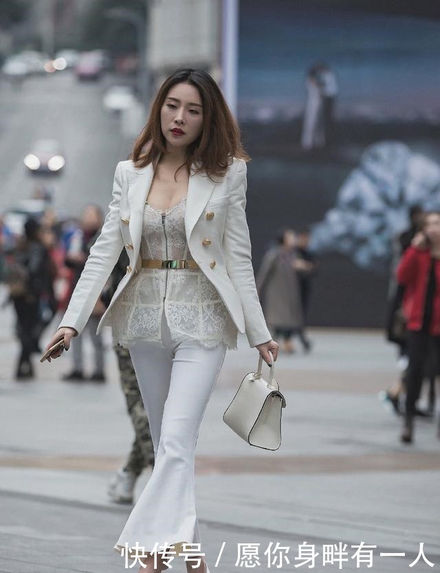 衣服|喇叭腿裤子才显瘦,让女生都喜欢,原来时尚就是复古!
