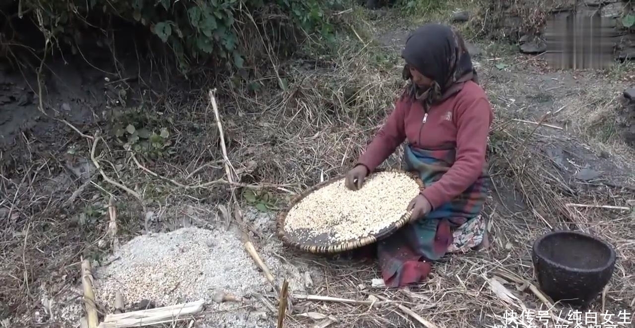 尼泊尔山区穷人的生活，只炒一个青菜，大人吃玉米糊小孩吃大米饭