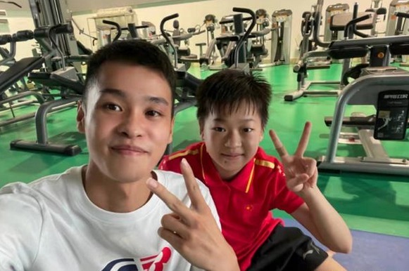 红姐|全红婵真的胖了!奥运冠军张雁晒与红姐合照,如今明显胖了一圈