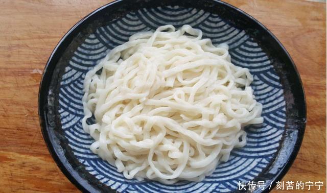 分享老北京炸酱面最正宗的做法,不出门就能吃到北京美食,太美味
