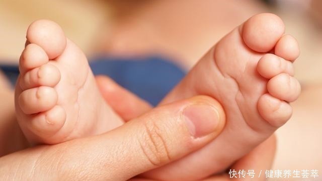 码数|5岁女孩“双脚变形”,因长期穿这种鞋,家长请及时收手!