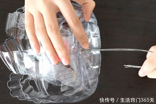 塑料瓶|大号塑料瓶不要扔,切几刀挂在阳台上,解决了家家户户的大烦恼!