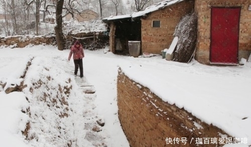 下雪天窑洞里降生一个大吃货，热水1天就得烧2百斤，看长啥样子