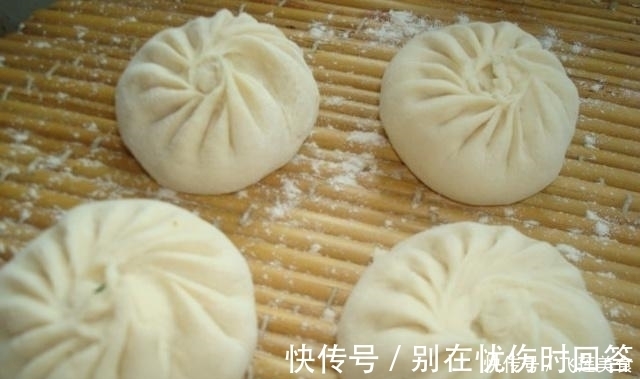 蒸包子|蒸包子用冷水上锅还是热水 教你一招, 包子香软蓬松不粘锅