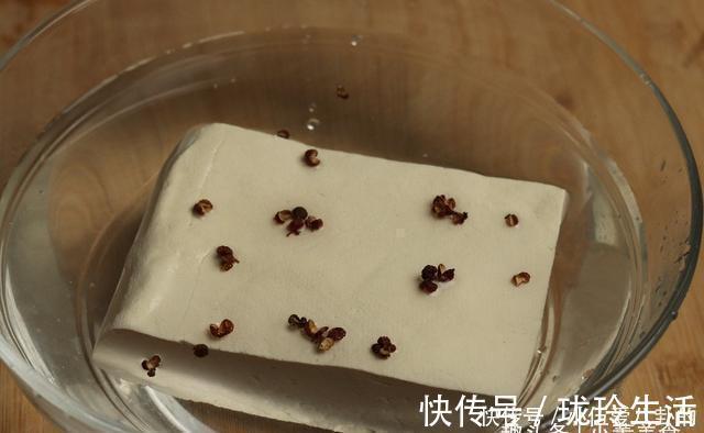 锅塌豆腐|原来保存豆腐这么简单，只需一碗水，不用放冰箱也不坏，超实用