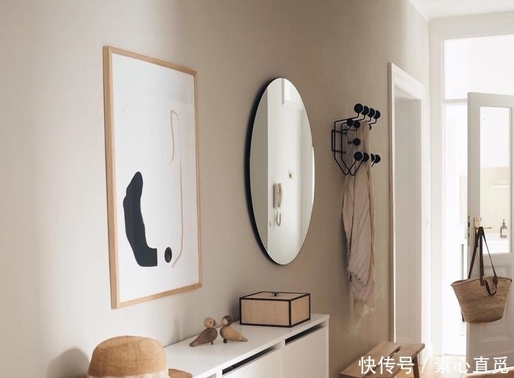 极简|白色的墙面与原木质家具的结合，简简单单的美感，来人都说好看~