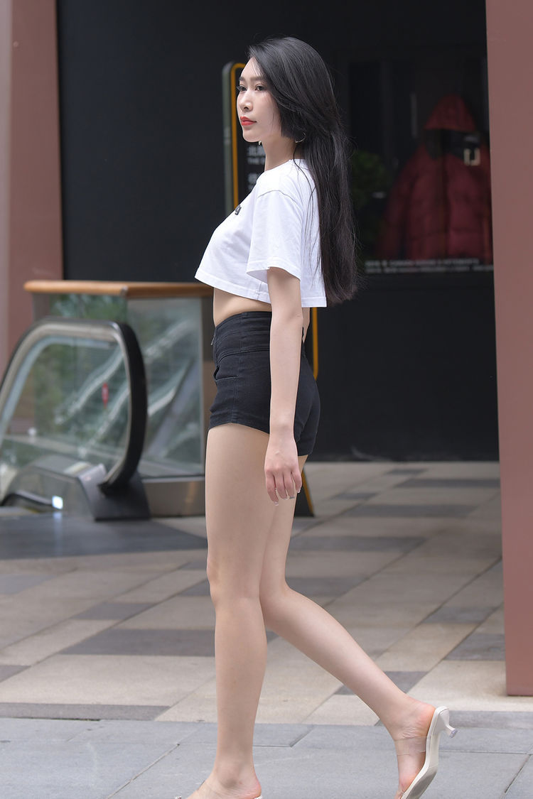 秋老虎 简约大方的清新穿搭,短款白色短袖衫配黑色短裤,高挑美丽又时尚