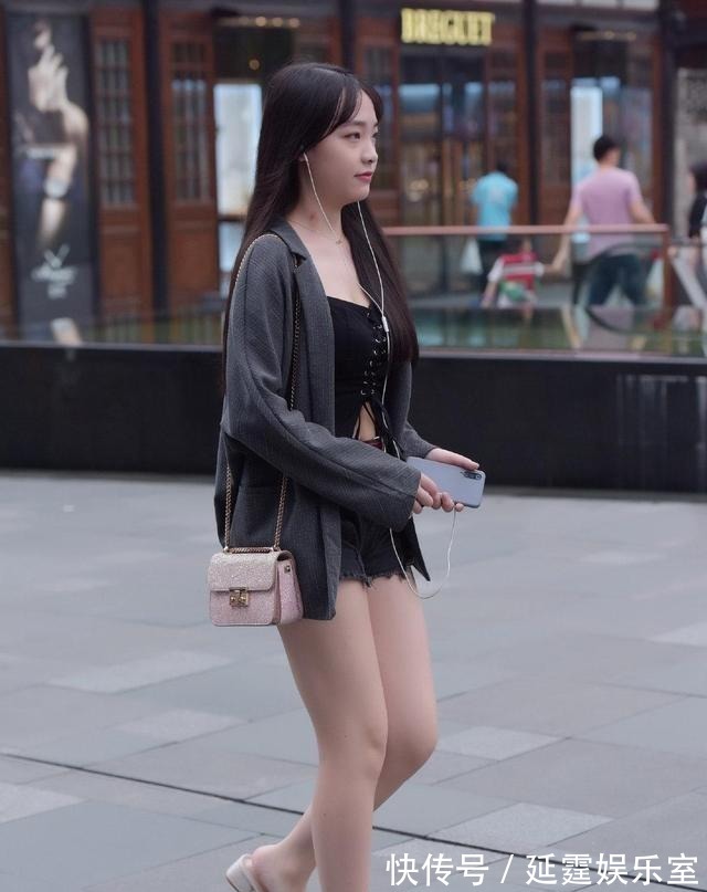 穿搭|微凉秋日的气质穿搭,简单的小西装外套搭配牛仔裤,大方又显身材