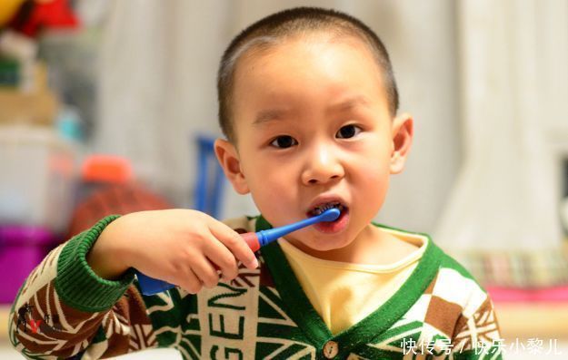 手指套|2岁孩子有了小黑牙,可能和糖果无关,跟爸妈的这些坏习惯有关