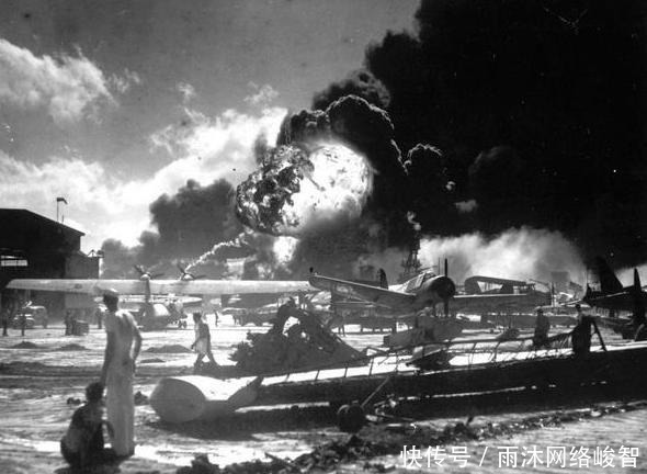 罕见|罕见老照片:二战美日太平洋战争,海滩上布满了战亡的士兵尸体!
