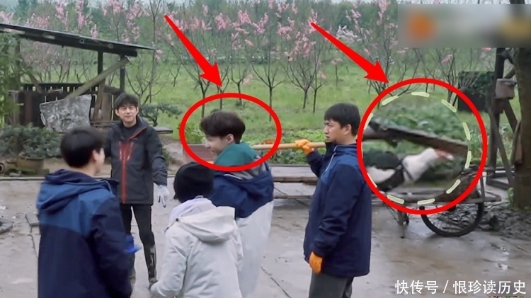 《向往5》嘉宾拍合照,本以为张艺兴主动让C位,原来只是个误会