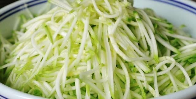 西葫芦|2根西葫芦,加1碗玉米面,隔天做3大锅,无水无油,好吃又饱腹