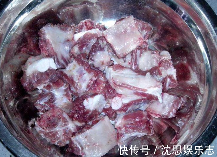 红烧|排骨不要只用来红烧了,这种做法不用一滴水一滴油,照样香嫩可口