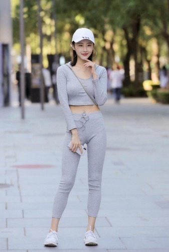 还在穿牛仔裤T恤小裙子吗运动套装这样穿时尚又减龄